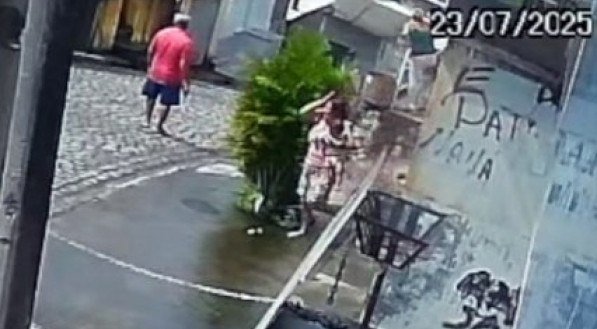 Gravação de câmera de segurança revela desespero durante acidente com caminhão em zona residencial