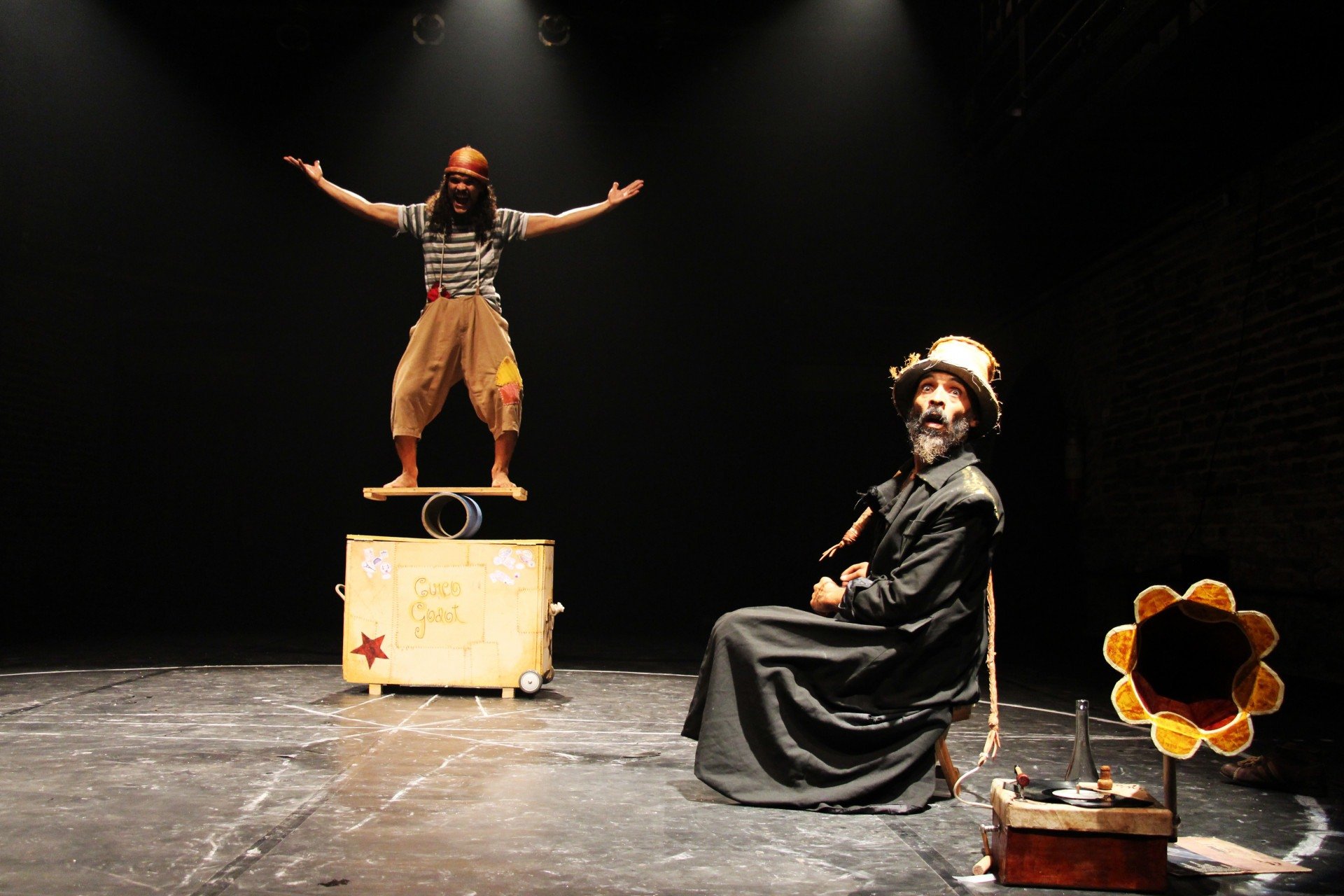 Circo Godot volta ao Recife com sátira sobre poder, risos e resistência