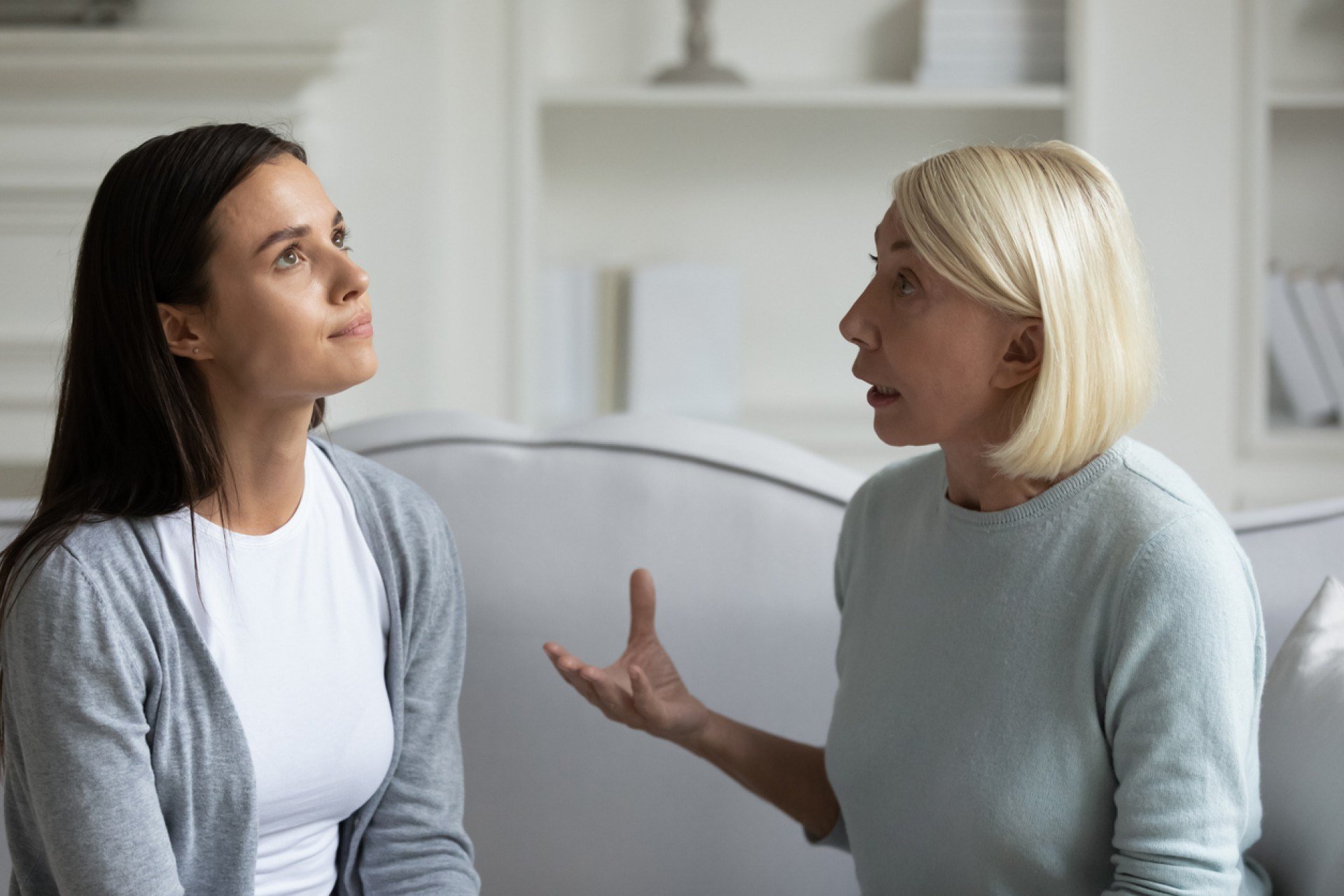 O que mães dizem sobre seus corpos impacta diretamente a autoestima das filhas, dizem psicólogas