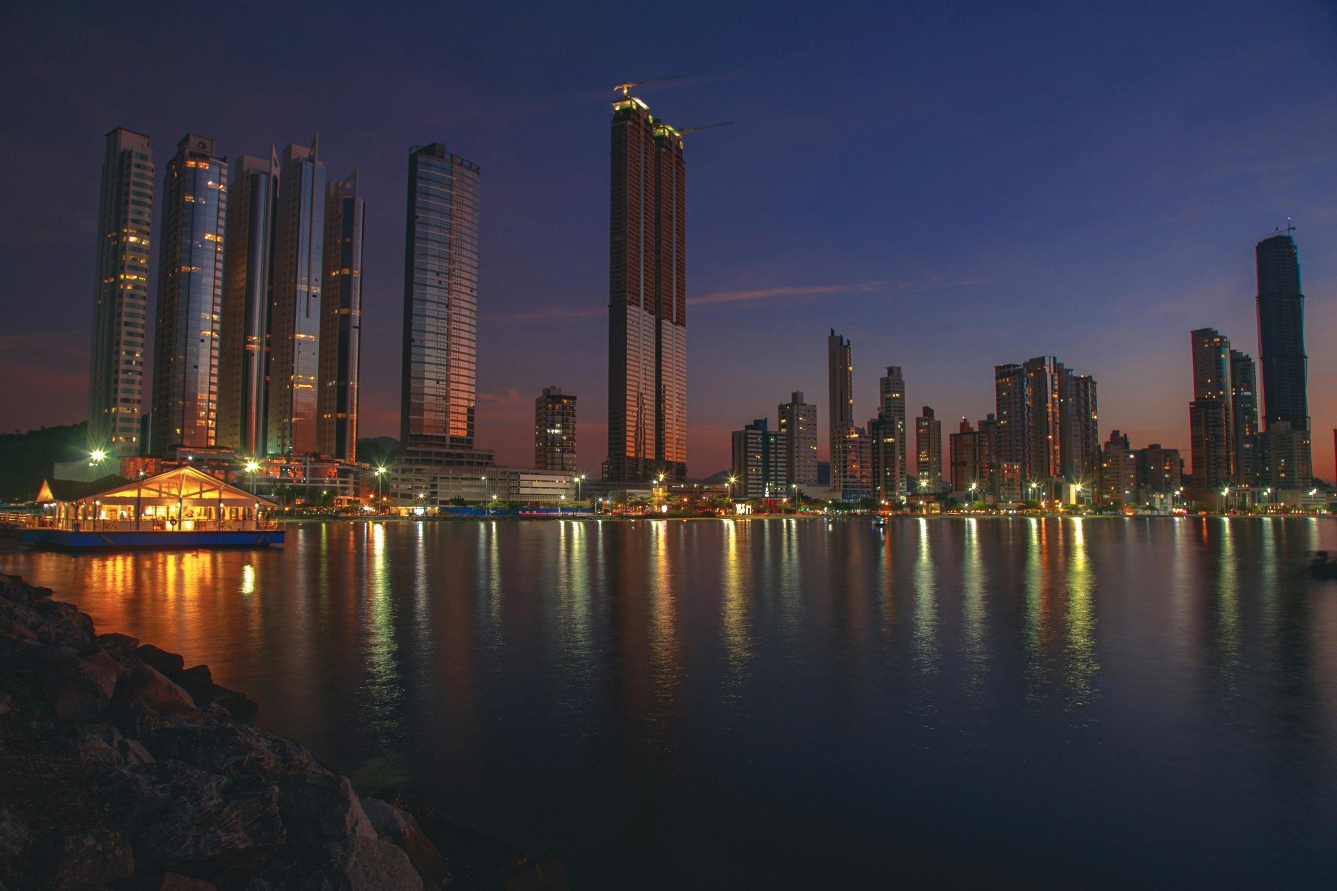 Três cidades brasileiras se destacam pela vida noturna apaixonante