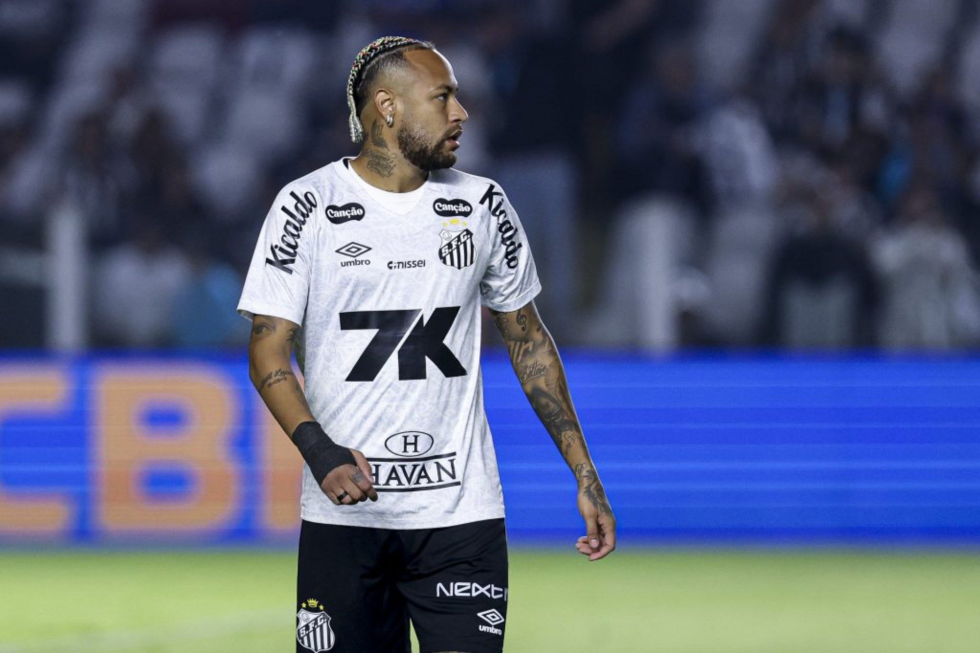 Neymar discute com torcedor após derrota do Santos para o Inter; veja vídeo