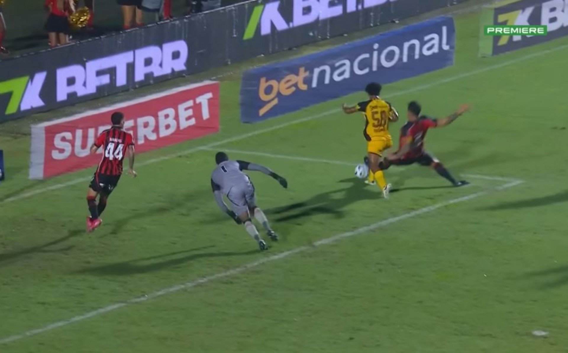 Zé Lucas em dividida na área com Zé Marcos em Vitória x Sport