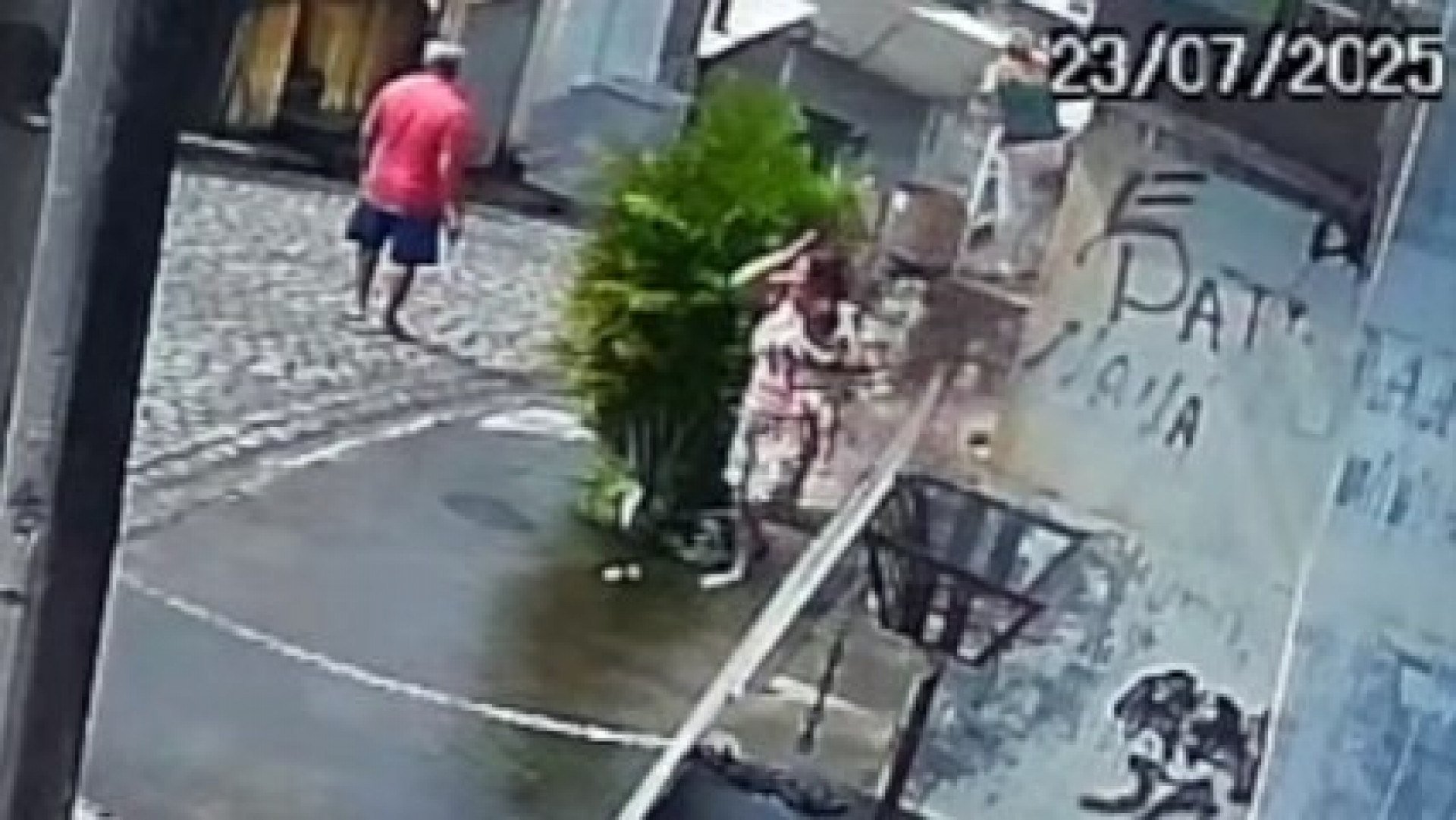 Caminhão carregado perde controle em ladeira e atinge carro e calçadas