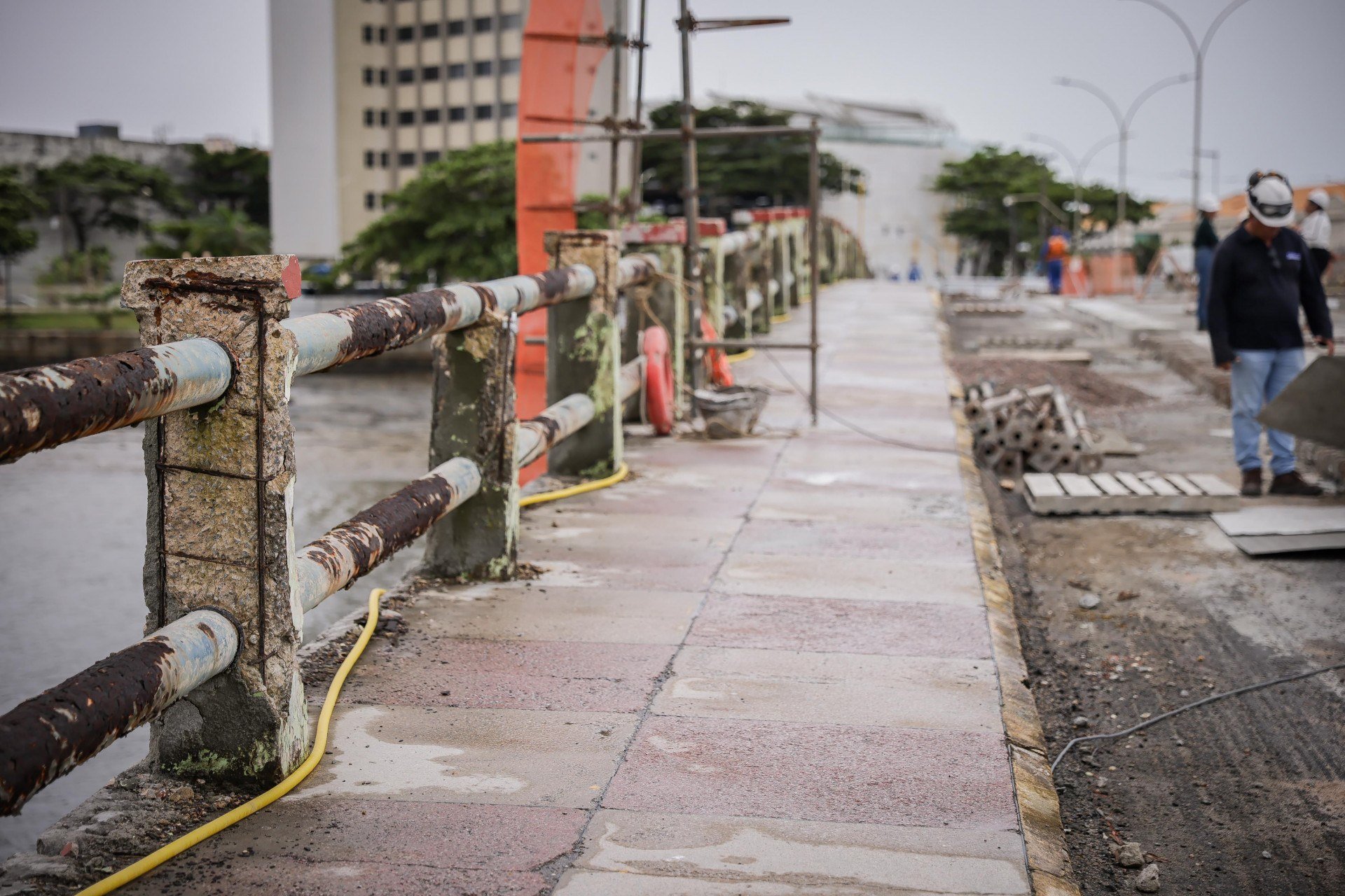 Em vistoria, Prefeitura promete fim da segunda etapa de obras da Ponte Giratória para março de 2026