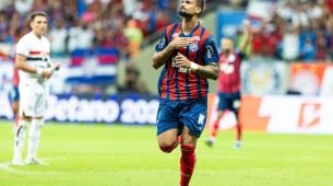 Willian José comemora gol do Bahia no Brasileirão