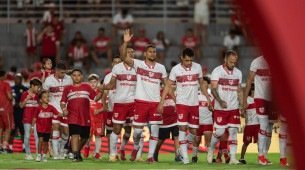 Jogadores do CRB entram em campo para partida da Série B