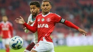 Alan Patrick em disputa de bola durente jogo do Internacional