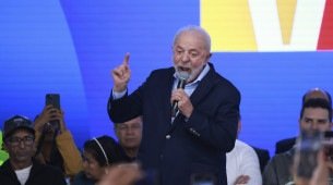 O Presidente da República do Brasil Luiz Inácio Lula da Silva, participa de cerimônia para o anúncio nacional do Novo PAC Seleções 2025 Periferia Viva - Urbanização de Favelas, no Jardim Rochdale, em Osasco (SP)