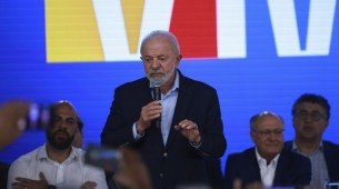 O Presidente da República do Brasil Luiz Inácio Lula da Silva, participa de cerimônia para o anúncio nacional do Novo PAC Seleções 2025 Periferia Viva - Urbanização de Favelas, no Jardim Rochdale, em Osasco (SP)
