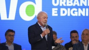 O Presidente da República do Brasil Luiz Inácio Lula da Silva, em cerimônia para o anúncio nacional do Novo PAC Seleções 2025 Periferia Viva - Urbanização de Favelas,em Osasco (SP)