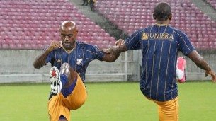 Vagner Love em aquecimento do Retrô na Arena de Pernambuco