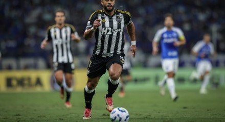 Hulk recebe cartão inusitado e responde árbitro: “É doido?”