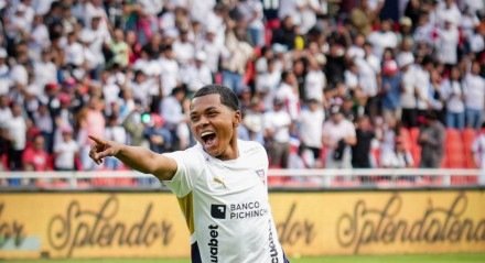 Jogador é comandado pelo treinador brasileiro Tiago Nunes na LDU, e o Vozão fez contatos para contar com o atacante.