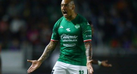 Atacante estava no futebol da Indonésia e chega ao Santa Cruz para disputar a reta do Brasileiro da Série D