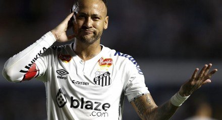 Rubro-Negro enfrenta o Santos, time do astro brasileiro, neste sábado (26), na Ilha do Retiro, pelo Campeonato Brasileiro.