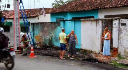 Desgovernado, caminhão atinge casas e provoca grande incêndio em Jaboatão dos Guararapes: veja imagens e relatos