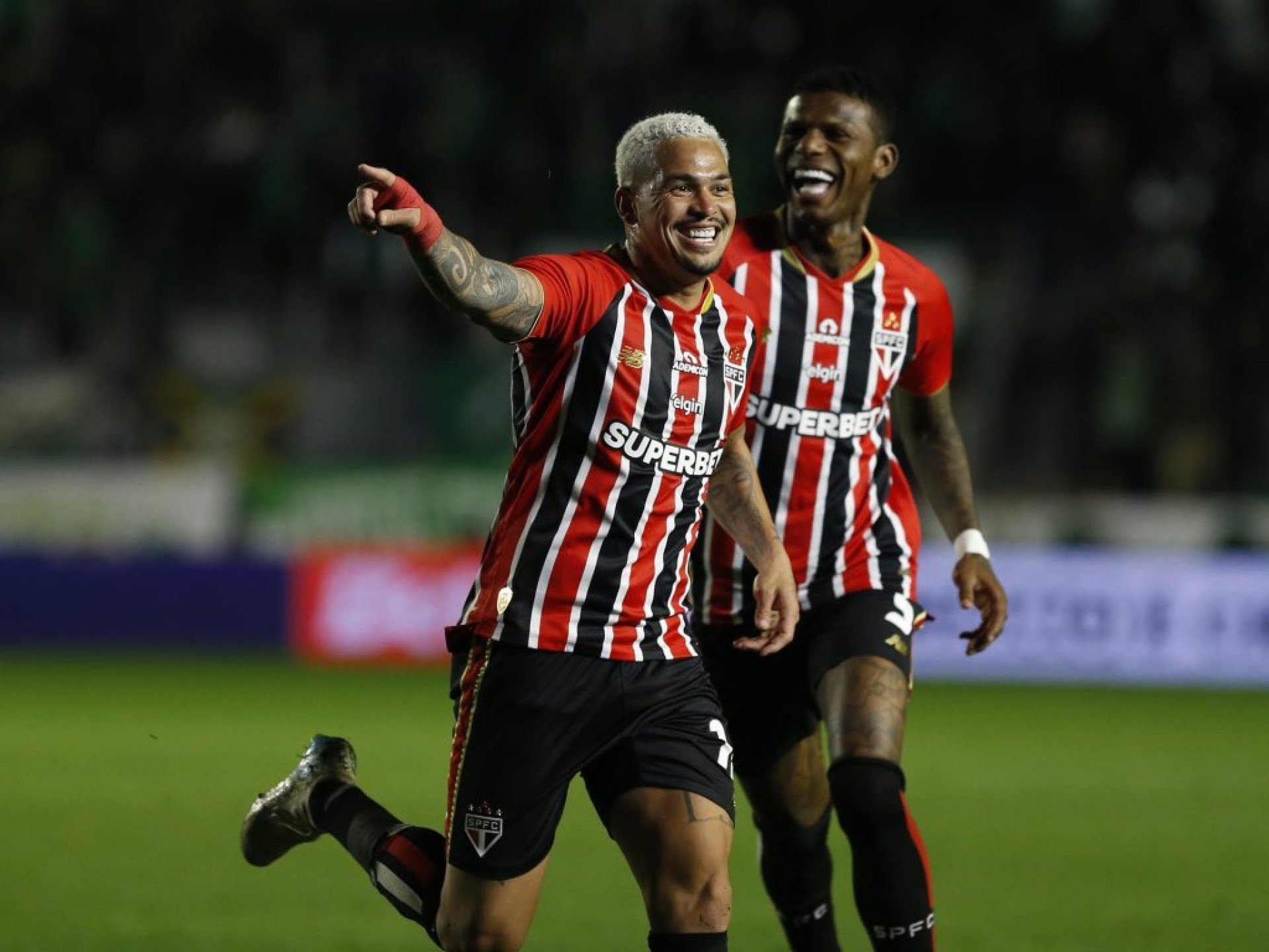 Ju faz boa partida, mas toma golaÃ§o e perde em casa