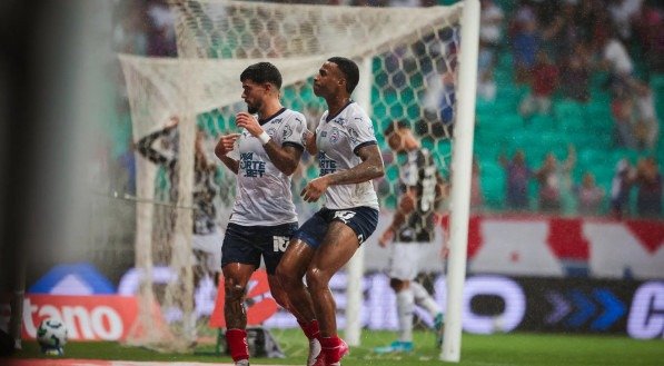 Jogadores do Bahia comemoram gol no Brasileirão 2025