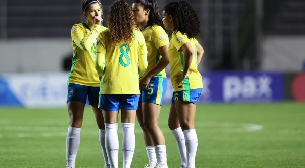 Jogadoras da Seleção Brasileira em conversa antes do jogo

