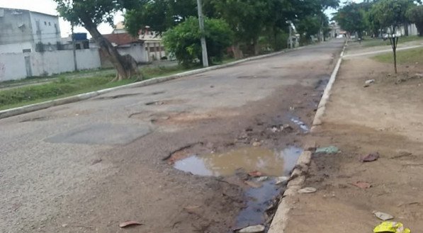 Voz do Leitor, 27/07: Rua esburacada em Paulista