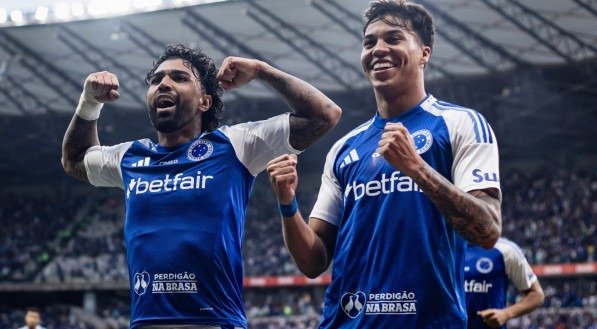 Gabigol e Kaio Jorge celebram juntos gol do Cruzeiro
