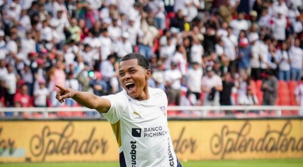 Jogador é comandado pelo treinador brasileiro Tiago Nunes na LDU, e o Vozão fez contatos para contar com o atacante.