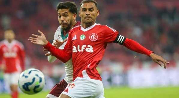 Alan Patrick em disputa de bola durente jogo do Internacional