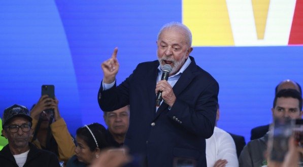 O Presidente da República do Brasil Luiz Inácio Lula da Silva, participa de cerimônia para o anúncio nacional do Novo PAC Seleções 2025 Periferia Viva - Urbanização de Favelas, no Jardim Rochdale, em Osasco (SP)