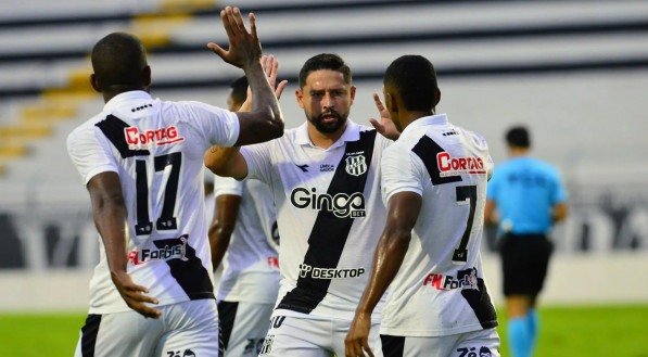 Jogadores da Ponte Preta comemoram gol na Série C 2025