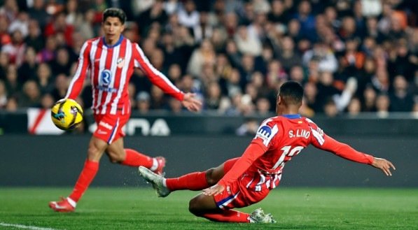 Samuel Lino e Giuliano Simeone em ação pelo Atlético de Madrid