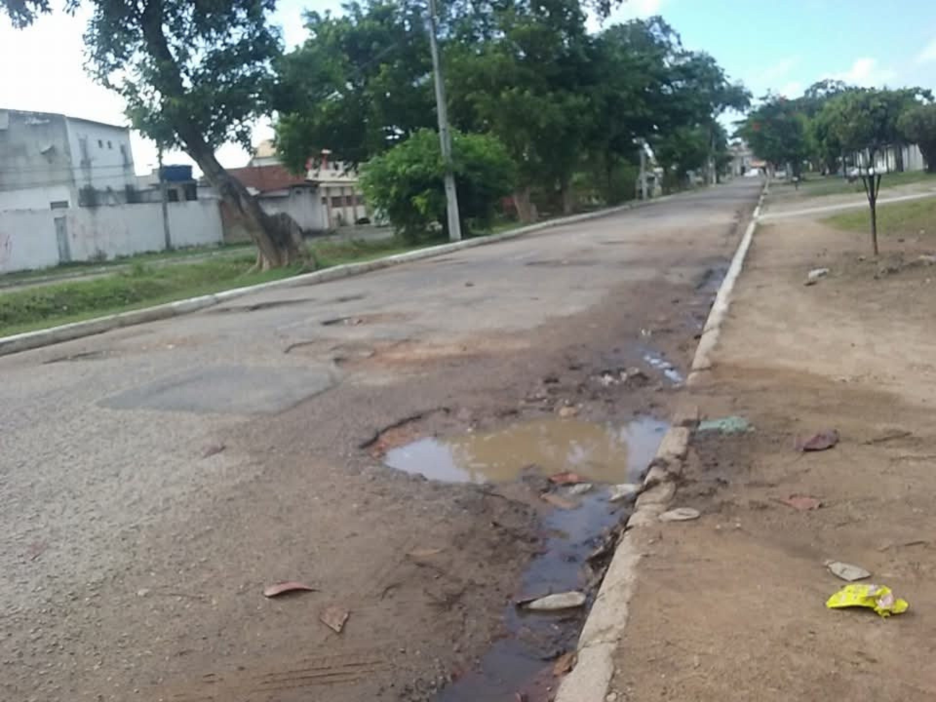 Voz do Leitor, 27/07: Rua esburacada em Paulista