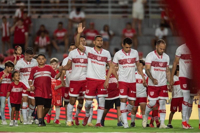 Jogadores do CRB entram em campo para partida da Série B
