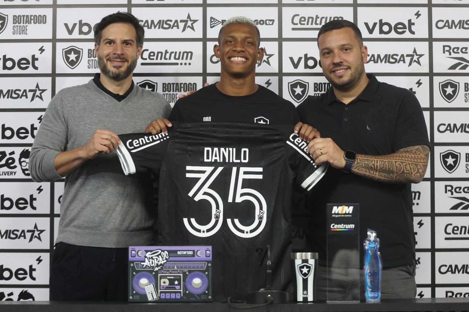 Danilo é apresentado pelo Botafogo e destaca: ‘quero continuar crescendo’