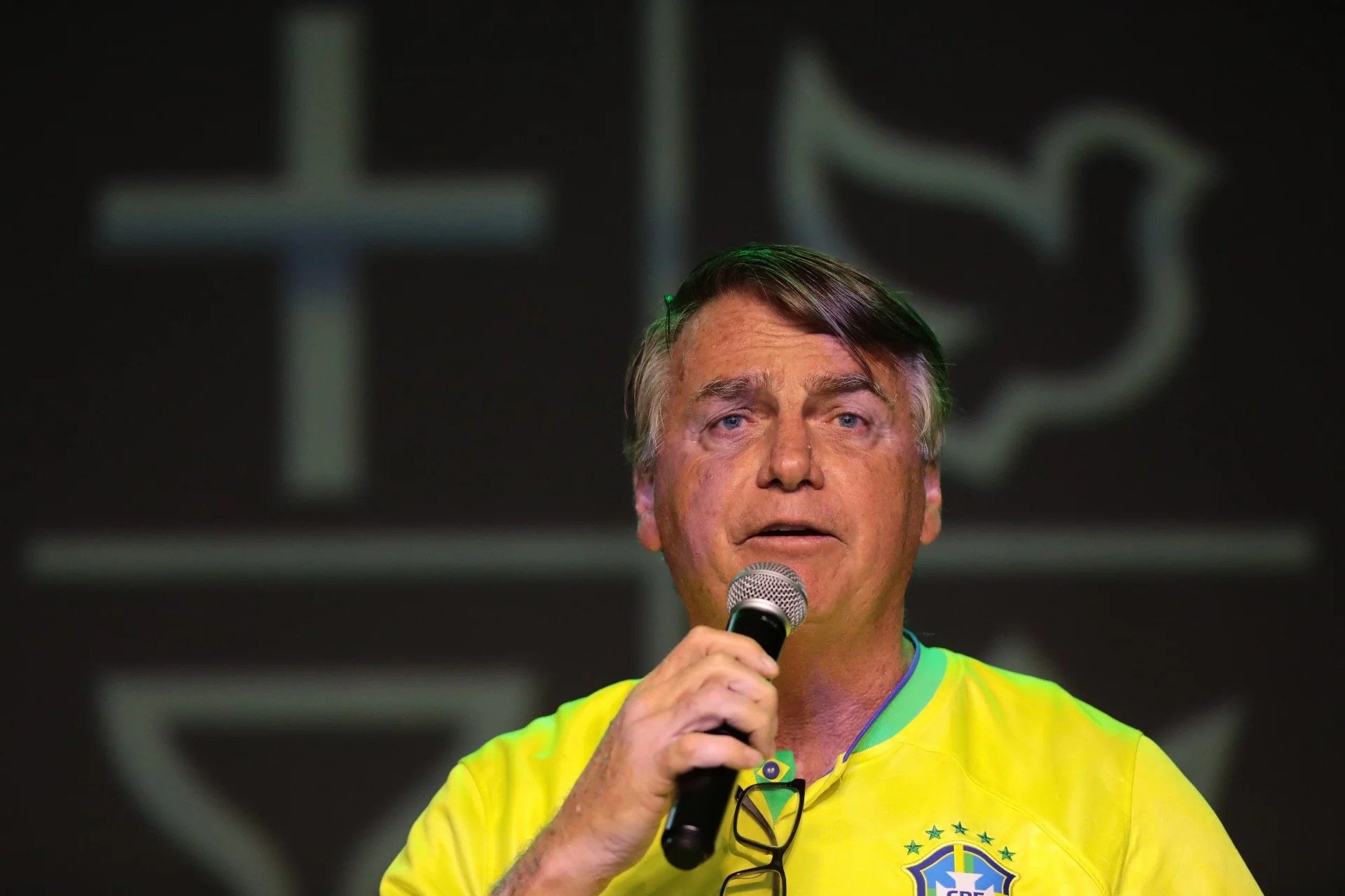 Falas de Bolsonaro em entrevistas podem configurar descumprimento de cautelares, diz advogada