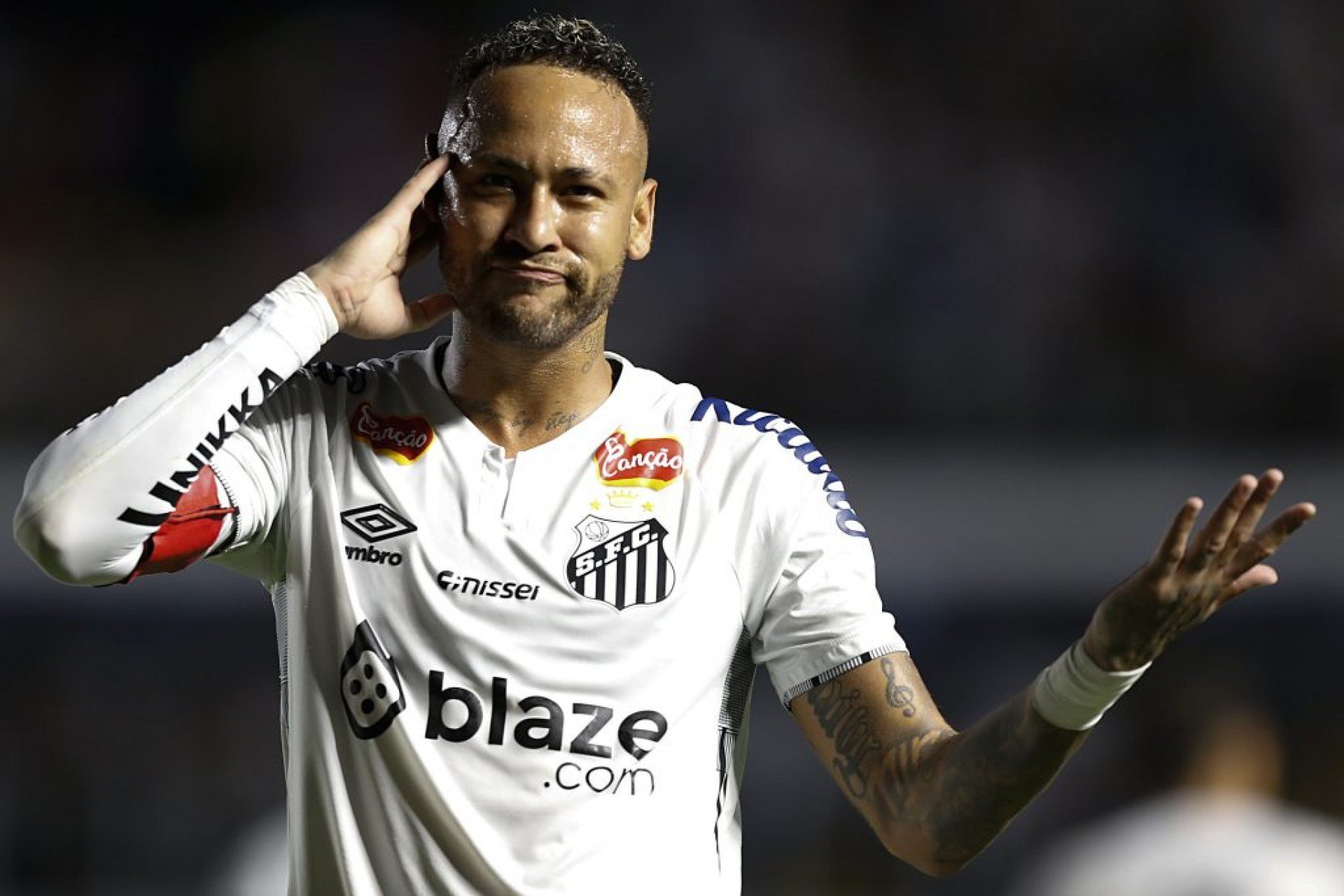 Torcida do Sport prepara máscaras de Bruna Marquezine para provocar Neymar