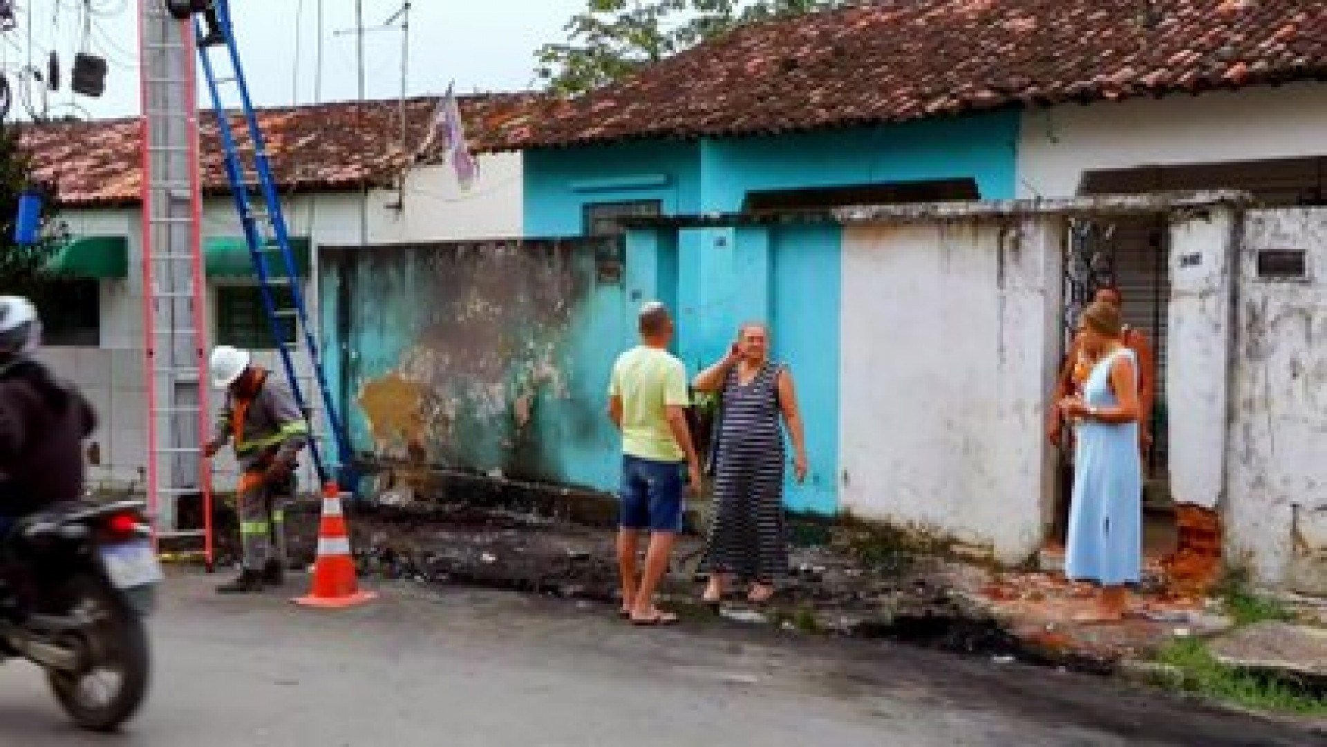 Caminhão desgovernado atinge casas e provoca incêndio em Jaboatão dos Guararapes