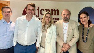 Os médicos Marcos Matos, Lúcio Maranhão e Nara Galvão ao lado de Gislando Pontes, da "Oculum", e de Lúcia Pontes, em evento de cidadania no Instituto JCPM