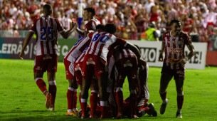 Jogadores do Náutico abraçados em comemoração de gol na Série C