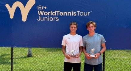 Em final totalmente brasileira no torneio J100 de Cali, na Colômbia, título para Enzo Flores, atleta formado na Carlos Omaki Tênis, de São Paulo, que hoje vive na Espanha.