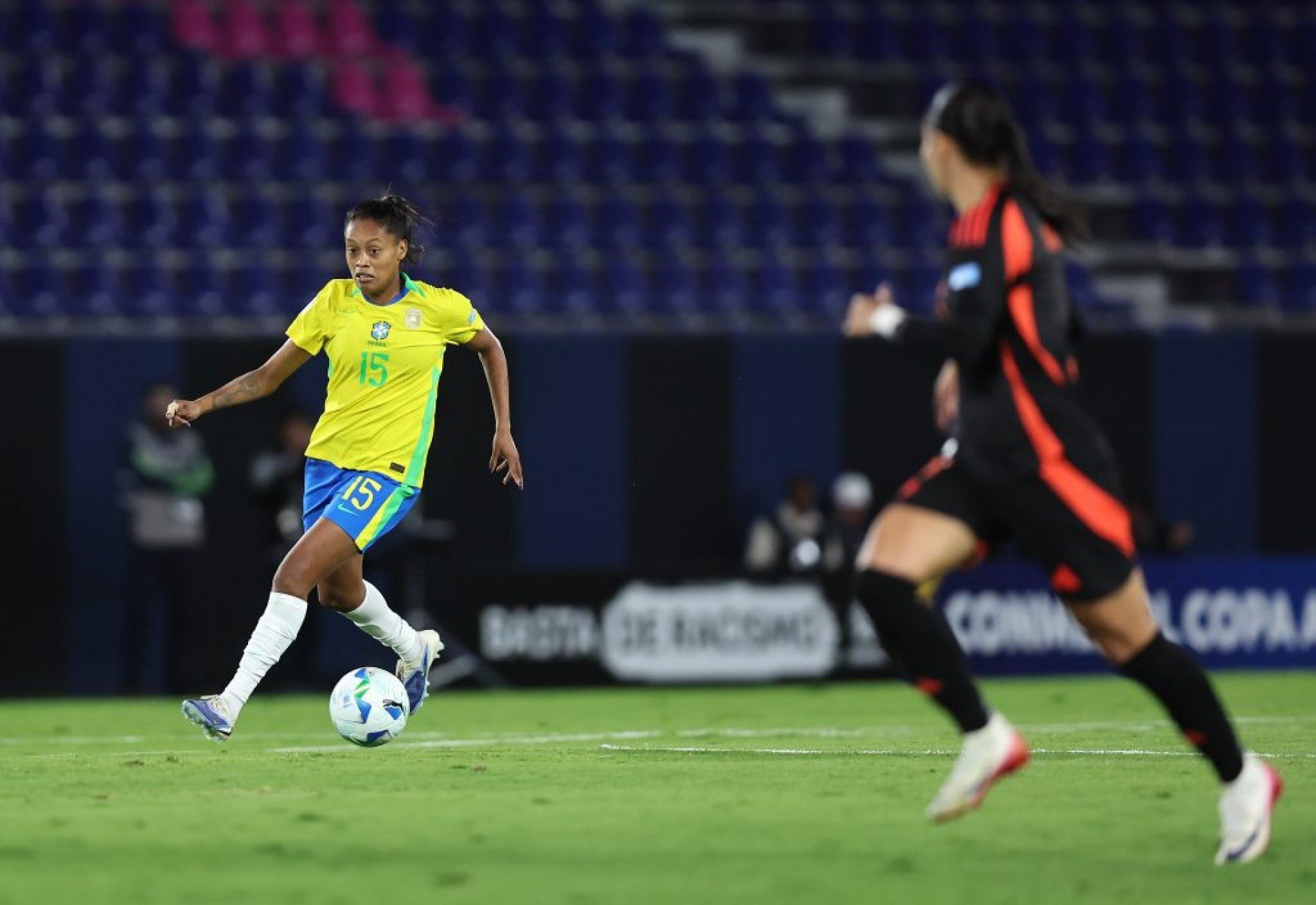 Brasil supera expulsão de Lorena, empata e passa em 1º na Copa América Feminina