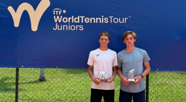 Em final totalmente brasileira no torneio J100 de Cali, na Colômbia, título para Enzo Flores, atleta formado na Carlos Omaki Tênis, de São Paulo, que hoje vive na Espanha.