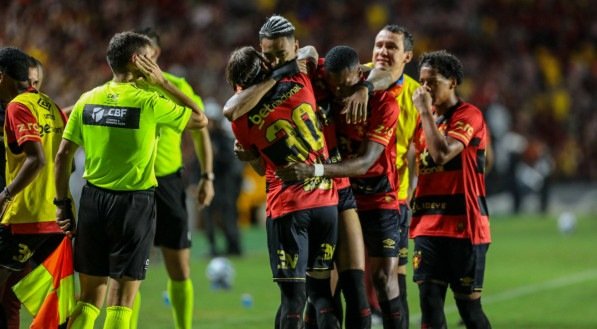 Jogadores do Sport celebrando gol contra o Santos