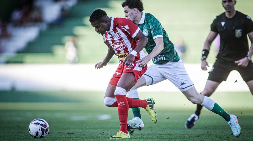 Imagem da partida entre Guarani e Náutico, pela Série C