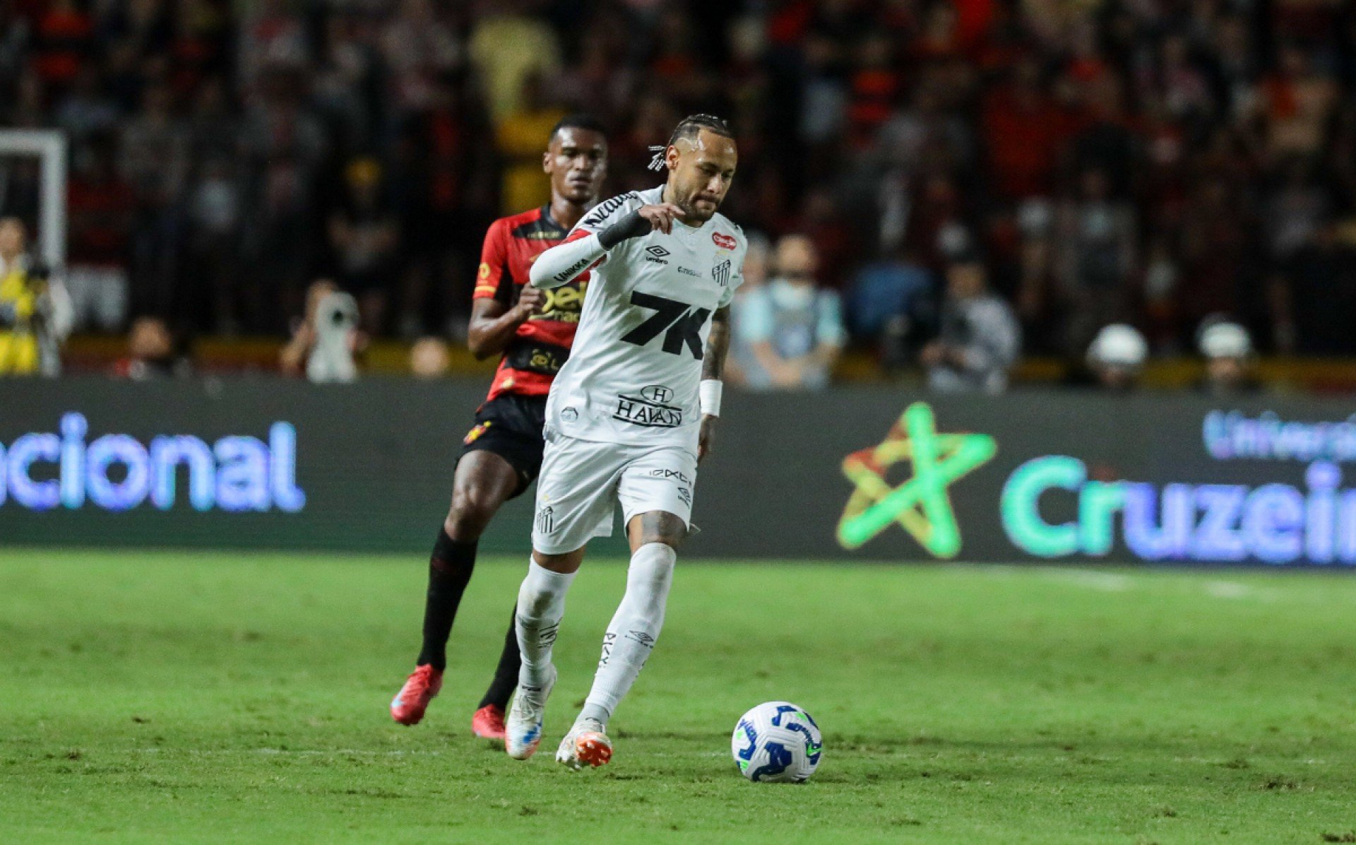 Sport abre 2 a 0, não aproveita jogador a mais e cede empate ao Santos na Série A 2025
