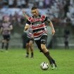 Thiago Galhardo em lance no jogo entre Santa Cruz x Treze pela Série D