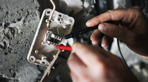 As principais causas dos acidentes elétricos domésticos em 2024 foram falhas em conexões, instalações e extensões (40%)