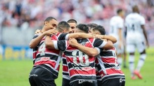 Jogadores do Santa Cruz em comemoração de um dos gols sobre o Treze pela Série D