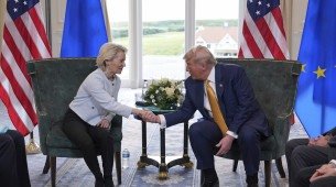 Presidente da Comissão Europeia, Ursula von der Leyen, e Donald Trump apertam as mãos