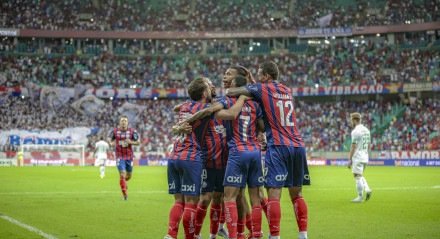 Jogadores do Bahia em comemoração de gol sobre o Juventude pela 17ª rodada do Brasileirão