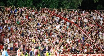 Imagem da torcida do Náutico no estádio dos Aflitos